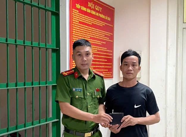 Công an phường Hồng Bàng trao trả ví da bị rơi chứa giấy tờ tùy thân do người dân giao nộp